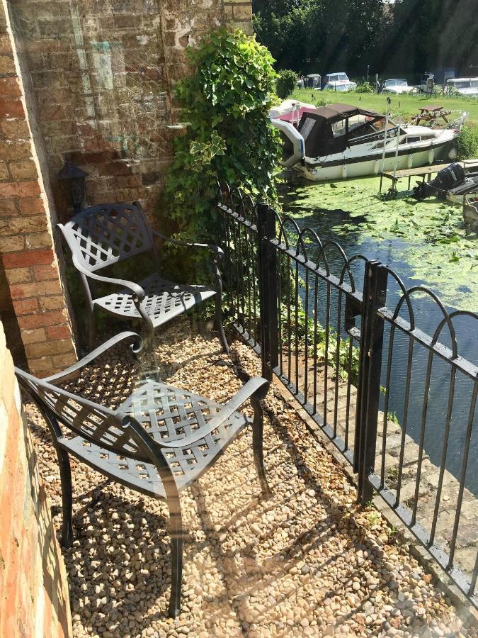 River Courtyard Apartment In The Heart Of Stneots Сент-Ниотс Экстерьер фото